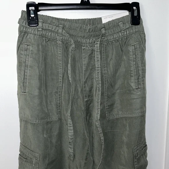 American Eagle Cargo Jogger Pants!
Size XS Short! NWT! - Picture 3 of 6